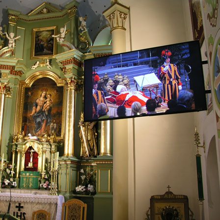 Wyświetlanie filmu w kościele