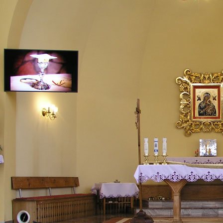 Obrazki na telewizorze w kościele